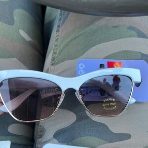 Brand new glasses never used 
Have lots more